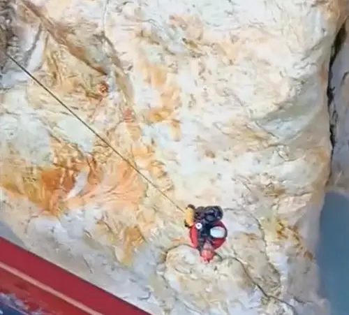 ▲空勤直升機將受困凱翁峽谷的黃姓登山客吊掛下山，過程驚險。（圖／台東縣消防局提供）