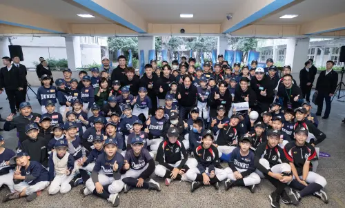 ▲今年中華職棒球員工會（TPBPA）回饋列車活動前進台北敦化國中，總統賴清德驚喜現身。（圖／總統府提供）