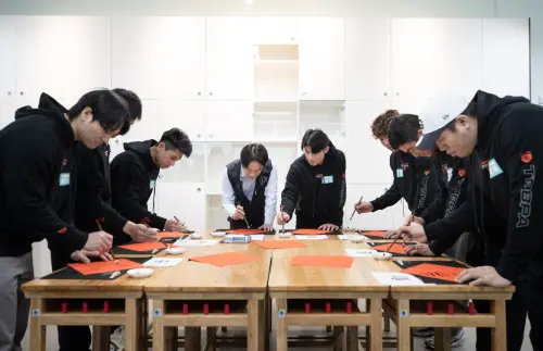 ▲賴清德與球員共同揮毫。（圖／總統府提供）