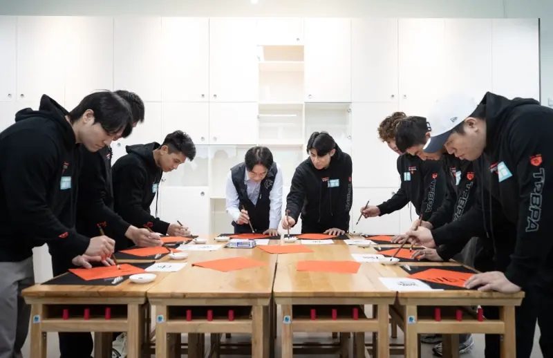 ▲賴清德與球員共同揮毫。（圖／總統府提供）