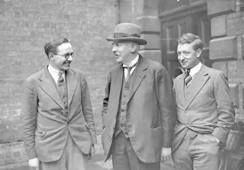 ▲盧瑟福(圖中)於1917年在英國曼徹斯特維多利亞大學實現了分裂原子的創舉,在紐西蘭廣受尊敬。(圖/美聯社/達志影像) ▲盧瑟福(圖中)於1917年在英國曼徹斯特維多利亞大學實現了分裂原子的創舉,在紐西蘭廣受尊敬。(圖/美聯社/達志影像)