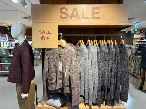 無印良品過年6折「刷毛外套免千元」 UNIQLO羽絨外套「殺990元」 ▲無印良品還沒過年就打6折!女氂牛毛材質外套打完折「現省796元」。(圖/記者蕭涵云攝)