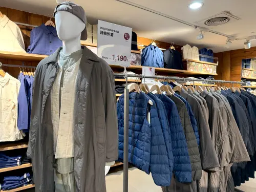 無印良品過年6折「刷毛外套免千元」 UNIQLO羽絨外套「殺990元」 ▲男生「輕量羽絨抗靜電內裏無領外套」已經降價到一千初頭的親民價格。(圖/記者蕭涵云攝)