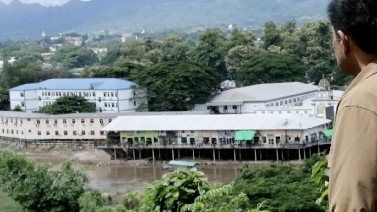 ▲緬甸電詐集團被斷電後，據說釋放了百餘名員工回泰國。（圖／翻攝自影片）