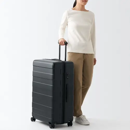 無印良品過年6折「刷毛外套免千元」 UNIQLO羽絨外套「殺990元」 ▲無印良品行李箱大受旅人推薦,還一度全台大缺貨。如今「現降1000元」優惠怎能不心動。(圖/無印良品MUJI提供)