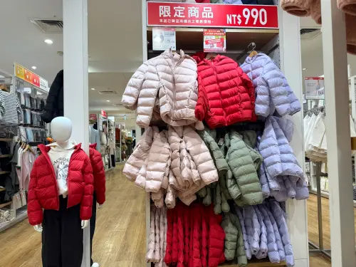 無印良品過年6折「刷毛外套免千元」 UNIQLO羽絨外套「殺990元」 ▲UNIQLO羽絨外套「殺到990元」千元有找。(圖/記者蕭涵云攝)