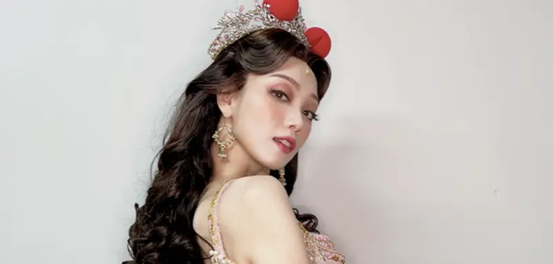 ▲韓國女演員李聖經近期遭到前東家YG切割，資方選擇解除演員所有經紀業務，但李聖經不甩風波，照樣在音樂劇《阿拉丁》上登台演出，化身「茉莉公主」大秀S曲線。（圖／IG musicofthenightkr）