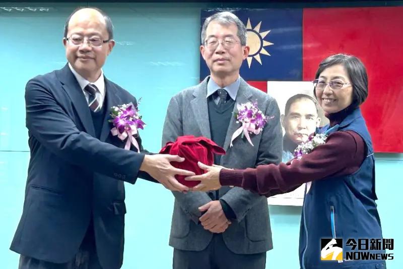 ▲交通部公路局高雄區監理所舉行新卸任所長交接儀式，在公路局局長陳文瑞(中)監交，由代理所長林弘慎(左)將印信，交給新任所長馮靜滿(右)，完成交接，以利交通監理業務之推動。(圖／記者黃守作攝，2025.01.21)