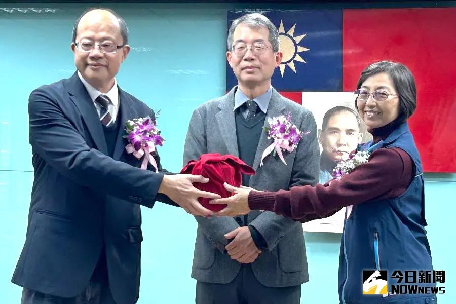 ▲交通部公路局高雄區監理所舉行新卸任所長交接儀式，在公路局局長陳文瑞(中)監交，由代理所長林弘慎(左)將印信，交給新任所長馮靜滿(右)，完成交接，以利交通監理業務之推動。(圖／記者黃守作攝，2025.01.21)