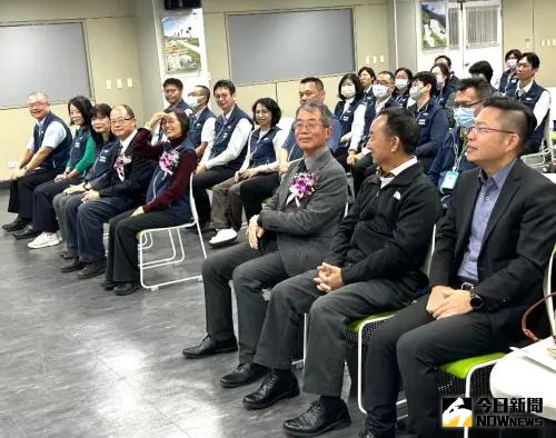 ▲高雄區監理所舉行新卸任所長交接儀式，該所人員與會。(圖／記者黃守作攝，2025.01.21)