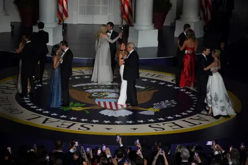 ▲在就職舞會上,川普的高顏值家族們也一一現身,與副總統范斯(JD Vance)夫婦一起在舞池中起舞,享受這美好的一晚。(圖/美聯社/達志影像) ▲在就職舞會上,川普的高顏值家族們也一一現身,與副總統范斯(JD Vance)夫婦一起在舞池中起舞,享受這美好的一晚。(圖/美聯社/達志影像)