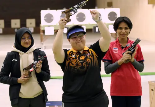 ▲女子25公尺手槍馬來西亞隊阿扎哈里 (中)奪下金牌奪下金牌。(圖/東南亞射擊錦標賽提供) ▲女子25公尺手槍馬來西亞隊阿扎哈里 (中)奪下金牌奪下金牌。(圖/東南亞射擊錦標賽提供)