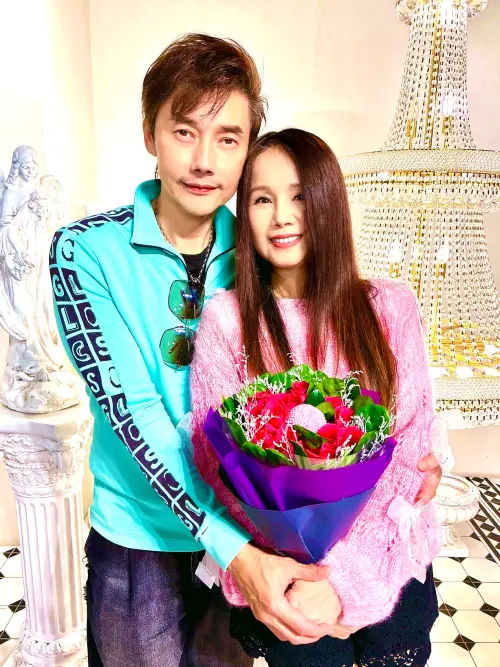 ▲包偉銘（左）「暖壽公」封號來襲，計劃從去年12月開始，讓妻子劉依純（右）感動不已。（圖／漢森娛樂提供）