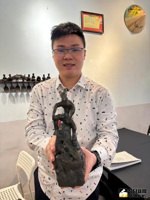 藝術家詹承燁「渾沌狀態」個展 山海經銅雕系列神秘有趣 ▲銅雕「羬羊」作品,在山海經描繪的是狀如羊而馬尾,詹承燁以睥睨天下的高傲姿態呈現,賦予「羬羊」新生命。(圖/記者金武鳳攝,2025.1.21)