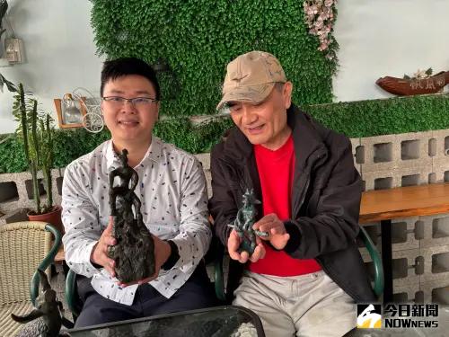 藝術家詹承燁「渾沌狀態」個展 山海經銅雕系列神秘有趣 ▲詹承燁父親詹晉源無條件 支持兒子選擇的藝術路,對於兒子作品是愛不釋手。(圖/記者金武鳳攝,2025.1.21)