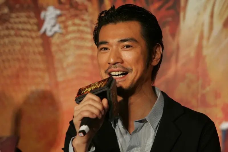 ▲金城武（如圖）出師前，與劉若英在陳昇工作室輪流掃廁所，男神年輕時的幼稚行徑被恩師曝光。（圖／美聯社）