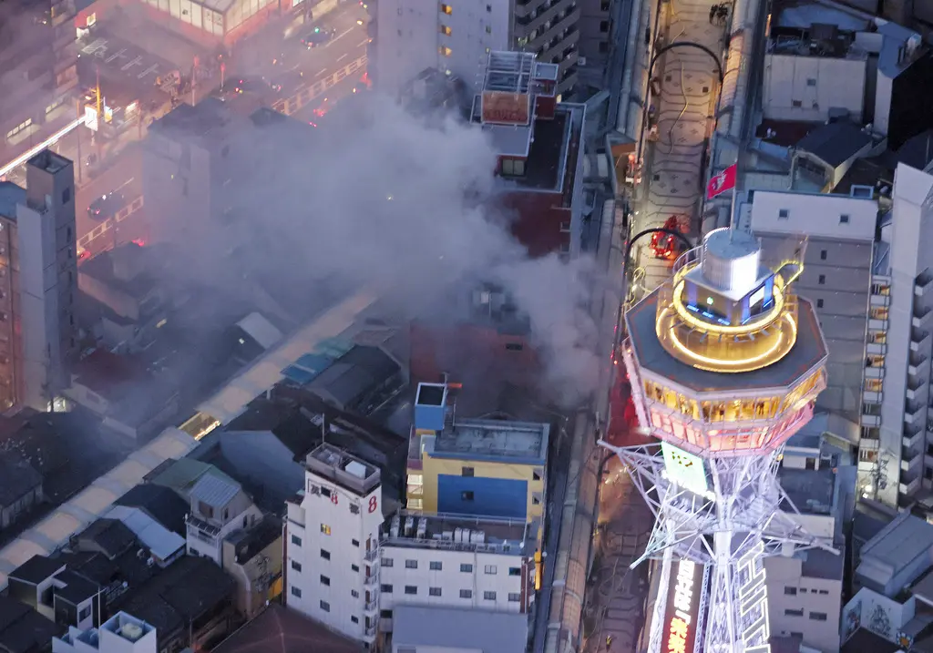 ▲日本大阪府「通天閣」附近的一處商店街，今（21）日傍晚發生火災，目前消防人員仍在進行滅火工作，已知至少一人受傷，燃燒面積約650平方公尺，至於詳細傷亡與起火原因，仍待後續調查釐清。（圖／美聯社／達志影像）