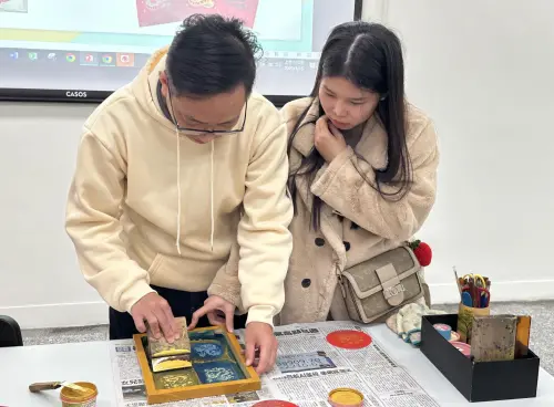 ▲參與課程的夫妻共同製作絹印版畫。（圖／移民署提供）