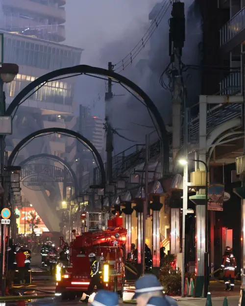 ▲日本大阪府「通天閣」附近的一處商店街,今(21)日傍晚發生火災,目前消防人員仍在進行滅火工作,已知至少一人受傷,燃燒面積約650平方公尺,至於詳細傷亡與起火原因,仍待後續調查釐清。(圖/美聯社/達志影像) ▲日本大阪府「通天閣」附近的一處商店街,今(21)日傍晚發生火災,目前消防人員仍在進行滅火工作,已知至少一人受傷,燃燒面積約650平方公尺,至於詳細傷亡與起火原因,仍待後續調查釐清。(圖/美聯社/達志影像)