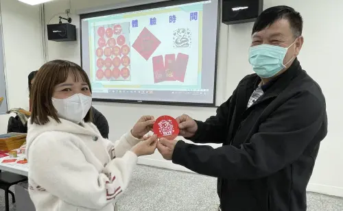 ▲參與課程之夫妻製作生肖賀年卡互送對方，並開心合影。（圖／移民署提供）
