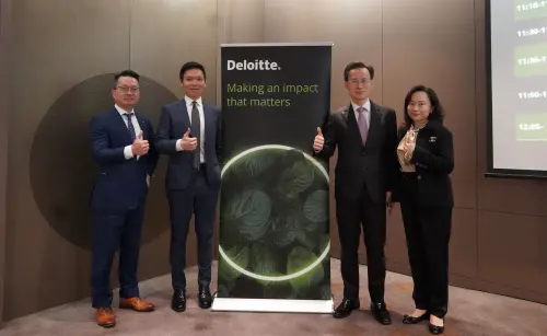 ▲2025年國際間最重要大事無疑是川普重返白宮，勤業眾信聯合會計師事務所總裁柯志賢（右二）率領永續長暨市場發展營運長姚勝雄（左）、國際租稅負責人徐有德（左二）及策略、風險與交易服務營運長潘家涓今（右）分析可能的影響。