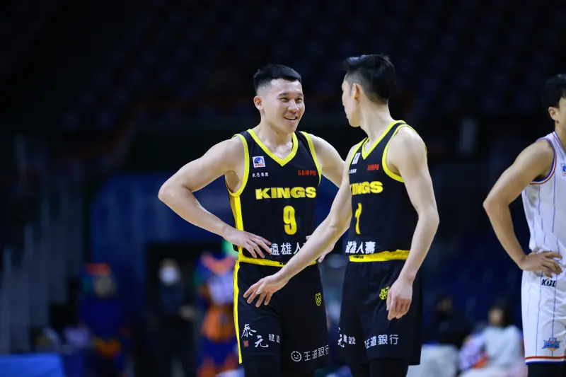▲李愷諺攻下全隊最高的19分，曼尼高則以17分10助攻10籃板「大三元」的表現驚豔全場，簡祐哲貢獻14分，當中有4記三分球，此外，國王全場13次罰球全部命中，最終以104：87收下小組賽第三勝，排名升至第二，晉級四強的機會大增。（圖／新北國王提供）