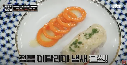 ▲崔鉉碩端出起司牛排與調味胡蘿蔔。（圖／JTBC Entertainment YouTube）