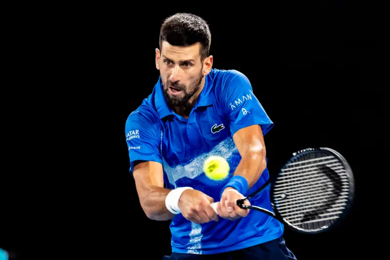 ▲塞爾維亞名將Novak Djokovic迎戰西班牙賽會第3種子Carlos Alcaraz，激戰4盤後，Djokovic展現他之所以被稱之王「墨爾本之王」的原因，後來居上以4：6、6：4、6：3、6：4取勝，晉級4強。（圖／美聯社／達志影像）