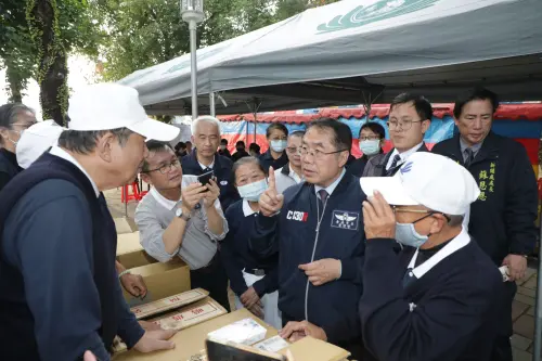 ▲臺南市長黃偉哲在陪同卓揆勘災時表示,年節將近,為了協助災民的生活扶助,市府也將發放慰問金,盼望能夠扶持居民度過難關。(圖/南市府提供) ▲臺南市長黃偉哲在陪同卓揆勘災時表示,年節將近,為了協助災民的生活扶助,市府也將發放慰問金,盼望能夠扶持居民度過難關。(圖/南市府提供)