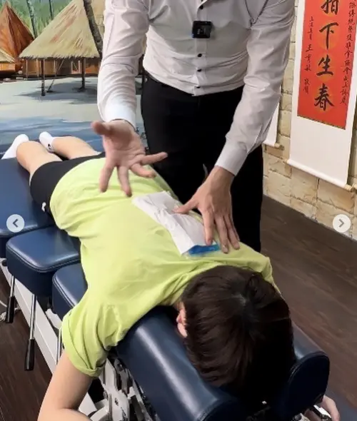▲鄭靚歆曬出當時王姓整復師替自己整復的畫面。（圖／IG jinjin_c）