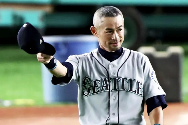 ▲美國職業棒球大聯盟（Major League Baseball）本土開幕戰由西雅圖水手主場迎戰奧克蘭運動家，本戰邀請了退役球星鈴木一朗上場開球，傳奇人物身手依舊，51歲上丘仍飆出135公里，贏得全場喝采。（圖／美聯社／達志影像）