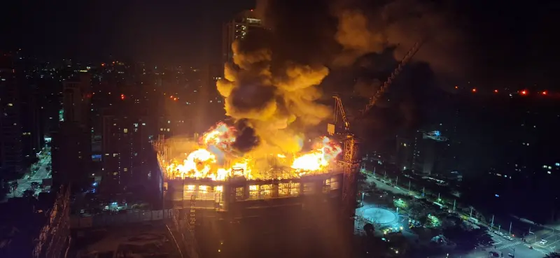 ▲凌晨新北市消防隊接獲火警消息，新北市新莊區富貴路、昌仁路口工地興建中建物起火。（圖／新北市消防局提供）