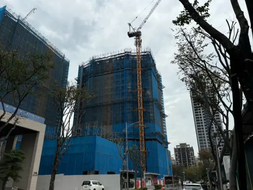▲新北市新莊副都心興建中的「亞昕森中央」建案工地22日凌晨大火，建物頂端幾乎全面燃燒，不過一夜過後竟已看不出失火痕跡。（圖／記者張志浩攝）