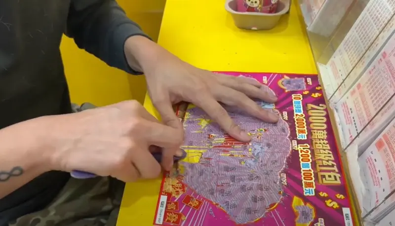 ▲過年刮刮樂怎麼挑，有股市達人分享攻略，推薦大家6種不同價位的刮刮樂可以買這6款，而售價500元的刮刮樂「金蛇獎」，中獎率高達100%。（示意圖／翻攝自騏樂繞地球YouTube）