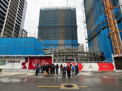 ▲亞昕森中央建案工地一早聚集不少人員，為凌晨大火善後。（圖／記者張志浩攝）