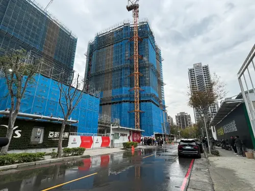▲一夜過後，亞昕森中央興建中建物頂端目測已不見大火肆虐痕跡。（圖／記者張志浩攝）