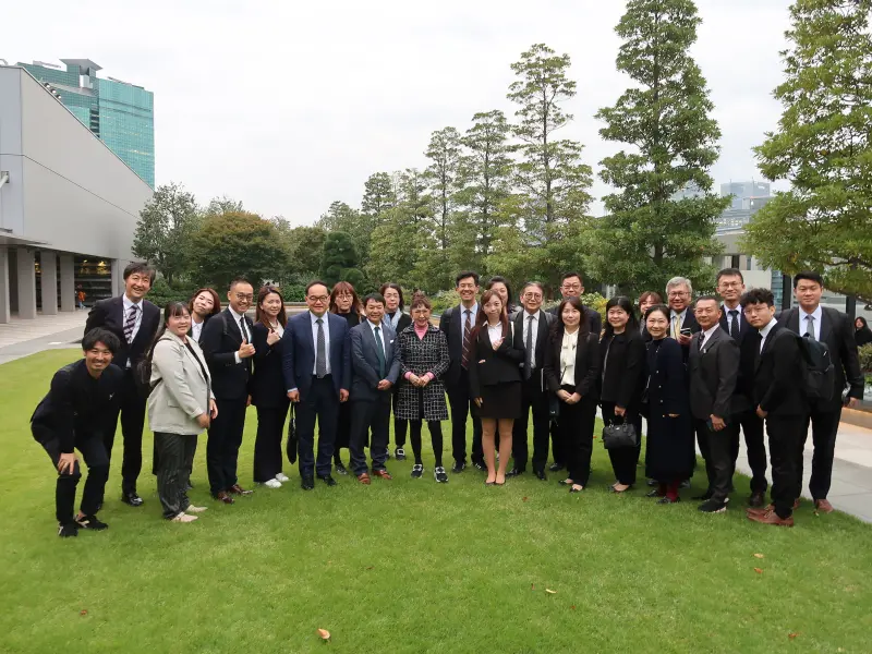 ▲百協團隊由徐雪芳理事長領軍赴日取經，在GINZA SIX空中花園合影。（圖／中華民國百貨零售企業協會提供）