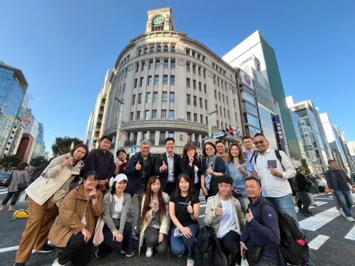 ▲百協23位會員公司代表赴日取經，參訪Wako和光百貨。（圖／中華民國百貨零售企業協會提供）