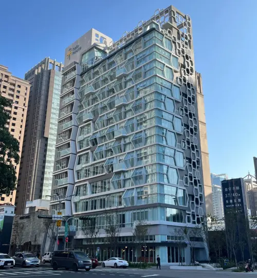 「采.寓 halo house」外觀採獨特的六角形玻璃帷幕設計,內部融合涵洞及圓弧造型。(圖/翻攝「采.寓 halo house」臉書) ▲「采.寓 halo house」外觀採獨特的六角形玻璃帷幕設計,內部融合涵洞及圓弧造型。(圖/翻攝「采.寓 halo house」臉書)