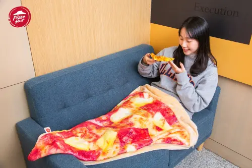 ▲人人都可以化身披薩美人魚，廢在家追劇。（圖／必勝客提供）