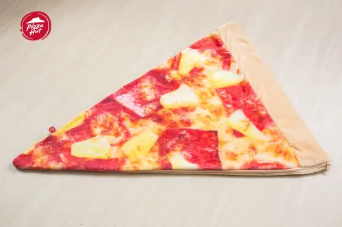 ▲必勝客「夏威夷披薩睡袋」即日起全台開搶，任一筆消費加價399元。（圖／必勝客提供）