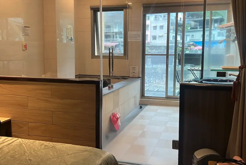 ▲烏來溫泉街的湯屋有數十家，其中評價最好的湯屋之一就是「烏來水岸溫泉」，不僅能欣賞美景泡湯，且CP值爆高，吸引許多遊客回訪。（圖／記者賴禹妡攝）