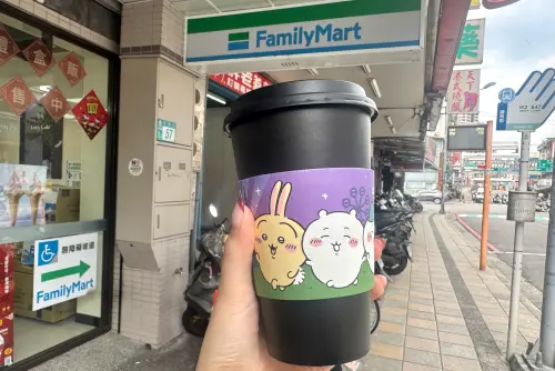 ▲全家吉伊卡哇聯名杯套需要購買熱飲才可獲得。（圖／記者鍾怡婷攝）