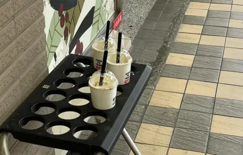 ▲許多韓國遊客來台，誤將超商傘架當成飲料放置區。（圖／翻攝Threads@tzuwei0113）