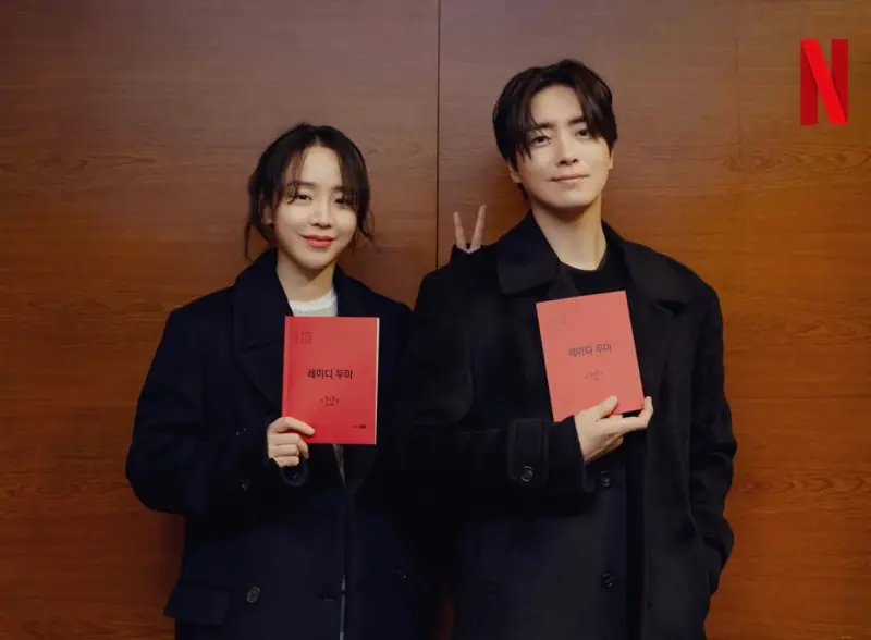 ▲李浚赫（右）、申惠善（左）繼《秘密森林》後再度合作，新劇《Lady Doir》揭重案刑警與詐騙高手的懸疑鬥智對決。（圖／翻攝自Netflix）