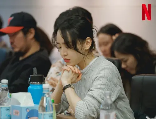 ▲申惠善化身神祕金莎拉，游走上流圈詐術驚人，卻陷入殺人事件旋渦，真相成迷。（圖／翻攝自Netflix）