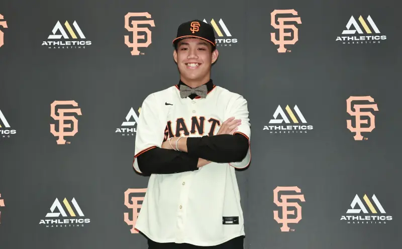 ▲陽念希今日與巨人舉辦加盟記者會，簽約金確定為45萬美元，背號則選擇「13號」，陽念希也成為繼李晨薰與鄧愷威後，巨人農場第3位球員。（圖／記者吳翊緁攝）