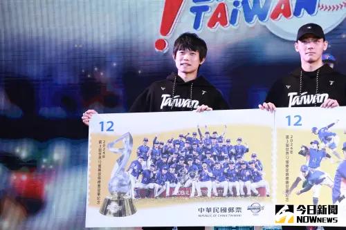 ▲中華郵政公司今（22）日發行「2024 年第3屆世界12強棒球錦標賽冠軍紀念郵票」1套4枚，限量60萬套。 （圖／記者吳翊緁攝）