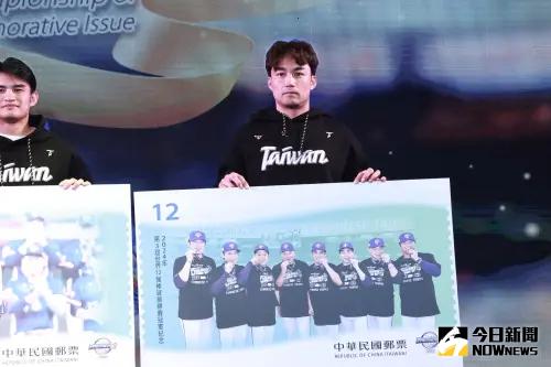 ▲中華郵政公司今（22）日發行「2024 年第3屆世界12強棒球錦標賽冠軍紀念郵票」1套4枚，限量60萬套。 （圖／記者吳翊緁攝）