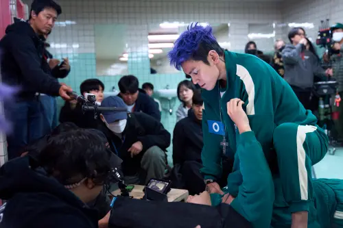 ▲任時完跟T.O.P在廁所拍攝的打架戲,暴力又血腥,2人事前排練無數回。(圖/Netflix) ▲任時完跟T.O.P在廁所拍攝的打架戲,暴力又血腥,2人事前排練無數回。(圖/Netflix)